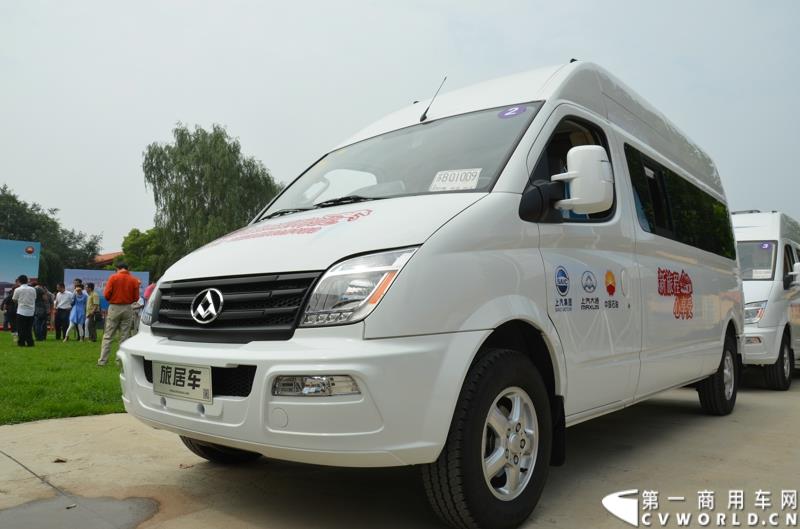 7月24日，上汽大通携手中国石油举办的第四季“新旅行 心享受”房车自驾游活动，在北京正式发车。此次活动是上汽大通首度与中石油携手共同举办。图为：等待发车的大通房车车队
