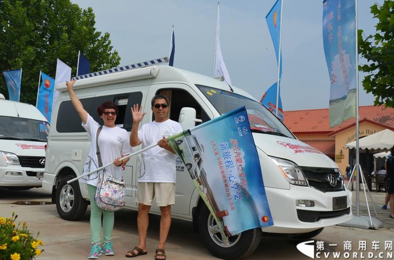 7月24日，上汽大通携手中国石油举办的第四季“新旅行 心享受”房车自驾游活动，在北京正式发车。此次活动是上汽大通首度与中石油携手共同举办。图为：出发前合影