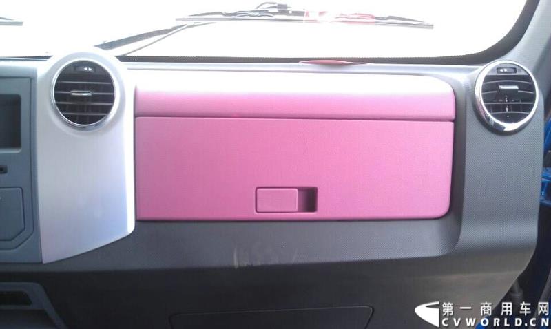  7月15日，力帆时骏集团在云南大理总部，为即将在9月1日上市的PROJEN（铂骏）·翼骏高端轻卡举行了“爱上旅途 翼骏先行”PROJEN（铂骏）轻卡试乘体验活动。图为：PROJEN（铂骏）·翼骏高端轻卡内室