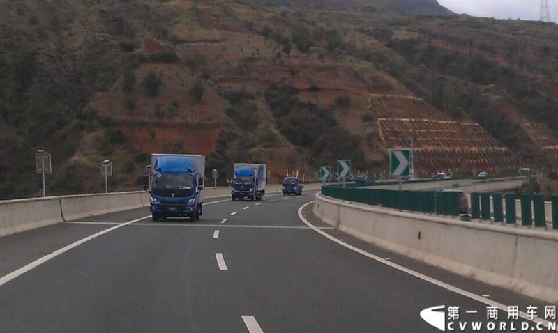  7月15日，力帆时骏集团在云南大理总部，为即将在9月1日上市的PROJEN（铂骏）·翼骏高端轻卡举行了“爱上旅途 翼骏先行”PROJEN（铂骏）轻卡试乘体验活动。图为：PROJEN（铂骏）·翼骏高端轻卡试乘活动行进在路上