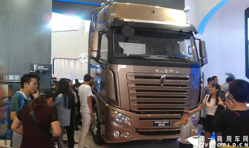  7月15日，力帆时骏集团在云南大理总部，为即将在9月1日上市的PROJEN（铂骏）·翼骏高端轻卡举行了“爱上旅途 翼骏先行”PROJEN（铂骏）轻卡试乘体验活动。图为：现场展示的铂骏·天际重卡