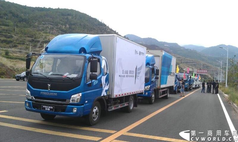  7月15日，力帆时骏集团在云南大理总部，为即将在9月1日上市的PROJEN（铂骏）·翼骏高端轻卡举行了“爱上旅途 翼骏先行”PROJEN（铂骏）轻卡试乘体验活动。图为：车队在休息区休整