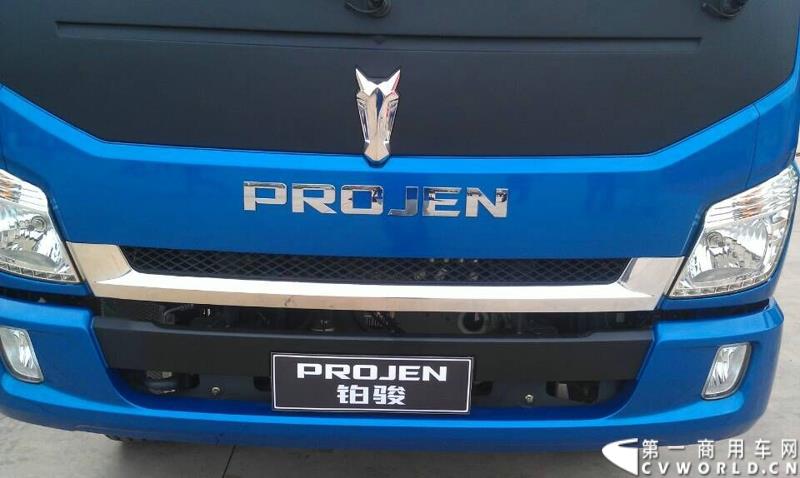  7月15日，力帆时骏集团在云南大理总部，为即将在9月1日上市的PROJEN（铂骏）·翼骏高端轻卡举行了“爱上旅途 翼骏先行”PROJEN（铂骏）轻卡试乘体验活动。图为：铂骏标志