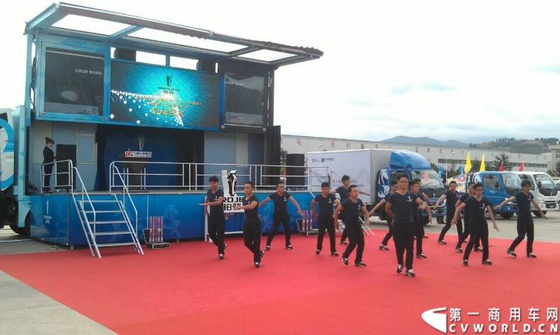  7月15日，力帆时骏集团在云南大理总部，为即将在9月1日上市的PROJEN（铂骏）·翼骏高端轻卡举行了“爱上旅途 翼骏先行”PROJEN（铂骏）轻卡试乘体验活动。图为：活动开场舞蹈表演