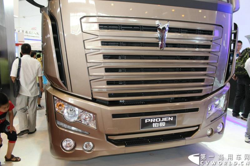  7月15日，力帆时骏集团在云南大理总部，为即将在9月1日上市的PROJEN（铂骏）·翼骏高端轻卡举行了“爱上旅途 翼骏先行”PROJEN（铂骏）轻卡试乘体验活动。图为：力帆时骏展示的铂骏•天际高端重卡