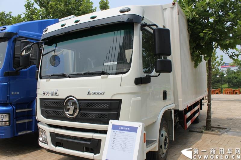 7月25日，陕汽重卡全系载货车“百城联动”上市发布会在北京隆重举行。据了解，此次发布的产品，正是陕汽“三年磨一剑”的全新一代载货车。图为：德龙L3000 4X2厢式载货车 