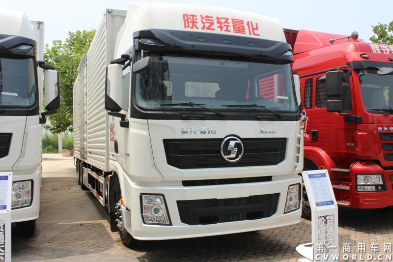 7月25日，陕汽重卡全系载货车“百城联动”上市发布会在北京隆重举行。据了解，此次发布的产品，正是陕汽“三年磨一剑”的全新一代载货车。图为：德龙X3000 6X2厢式快递载货车