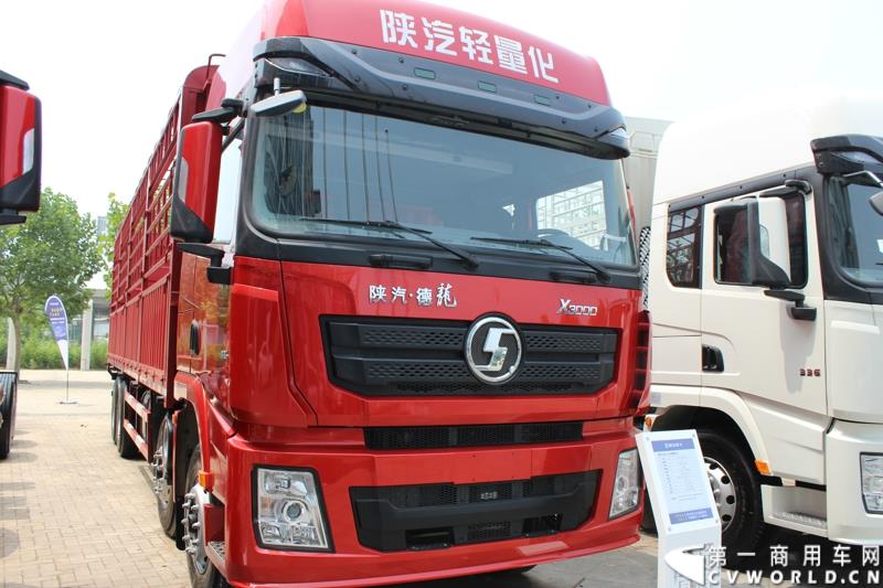 7月25日，陕汽重卡全系载货车“百城联动”上市发布会在北京隆重举行。据了解，此次发布的产品，正是陕汽“三年磨一剑”的全新一代载货车。图为：德龙X3000 8X4二类底盘