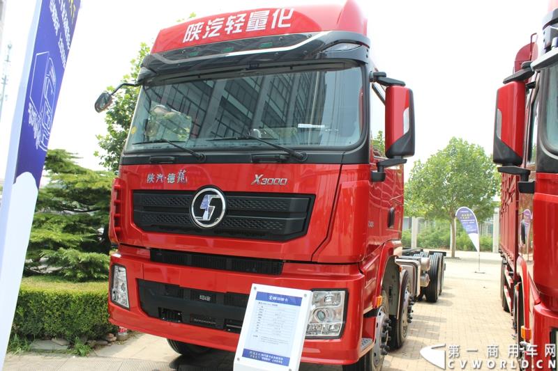 7月25日，陕汽重卡全系载货车“百城联动”上市发布会在北京隆重举行。据了解，此次发布的产品，正是陕汽“三年磨一剑”的全新一代载货车。图为：德龙X3000 8X4二类底盘