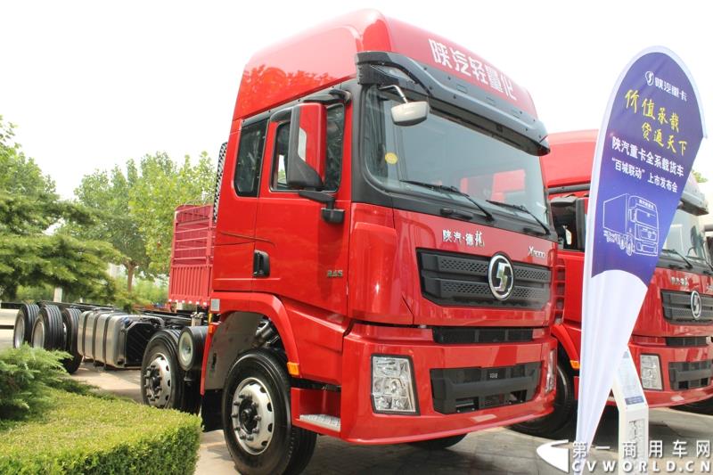 7月25日，陕汽重卡全系载货车“百城联动”上市发布会在北京隆重举行。据了解，此次发布的产品，正是陕汽“三年磨一剑”的全新一代载货车。图为：德龙X3000 8X4二类底盘