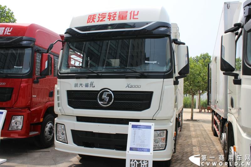 7月25日，陕汽重卡全系载货车“百城联动”上市发布会在北京隆重举行。据了解，此次发布的产品，正是陕汽“三年磨一剑”的全新一代载货车。图为：德龙X3000 8X4冷藏保温车
