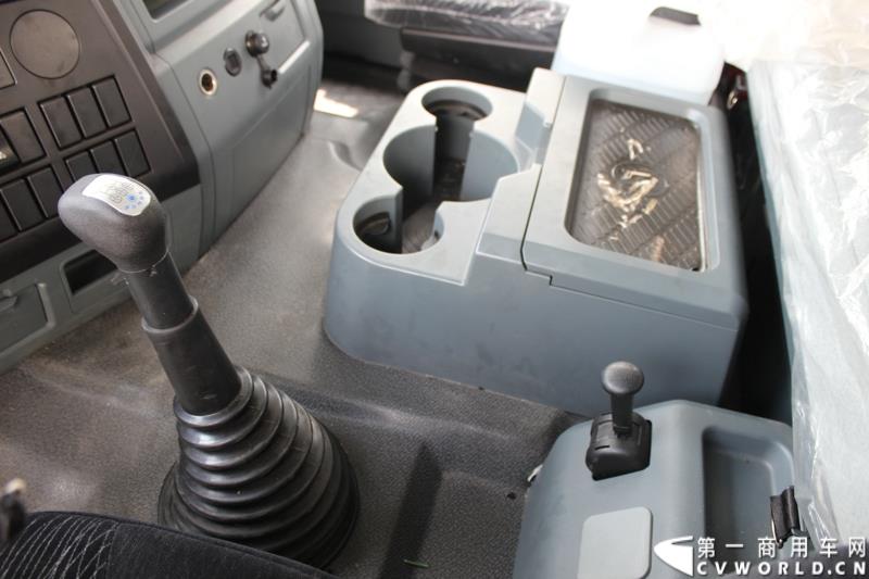 7月25日，陕汽重卡全系载货车“百城联动”上市发布会在北京隆重举行。据了解，此次发布的产品，正是陕汽“三年磨一剑”的全新一代载货车。图为：德龙X3000厢式载货车内饰 