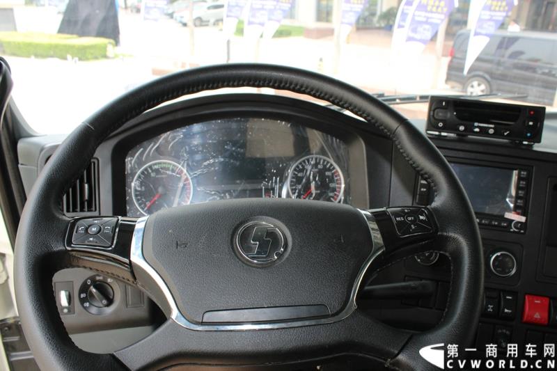 7月25日，陕汽重卡全系载货车“百城联动”上市发布会在北京隆重举行。据了解，此次发布的产品，正是陕汽“三年磨一剑”的全新一代载货车。图为：德龙X3000厢式载货车内饰 