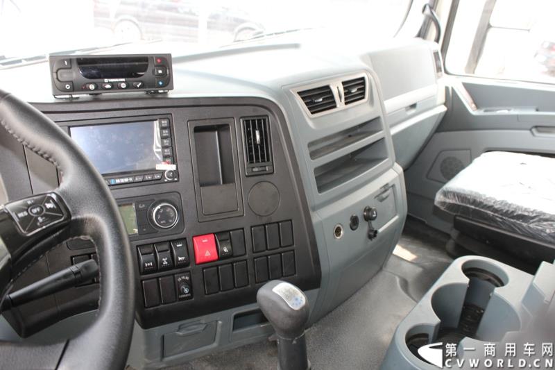 7月25日，陕汽重卡全系载货车“百城联动”上市发布会在北京隆重举行。据了解，此次发布的产品，正是陕汽“三年磨一剑”的全新一代载货车。图为：德龙X3000厢式载货车内饰 