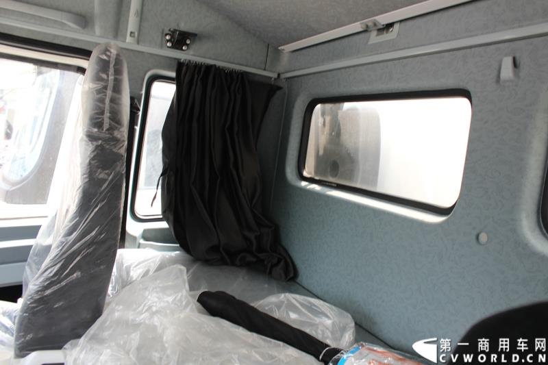 7月25日，陕汽重卡全系载货车“百城联动”上市发布会在北京隆重举行。据了解，此次发布的产品，正是陕汽“三年磨一剑”的全新一代载货车。图为：德龙X3000厢式载货车内饰 