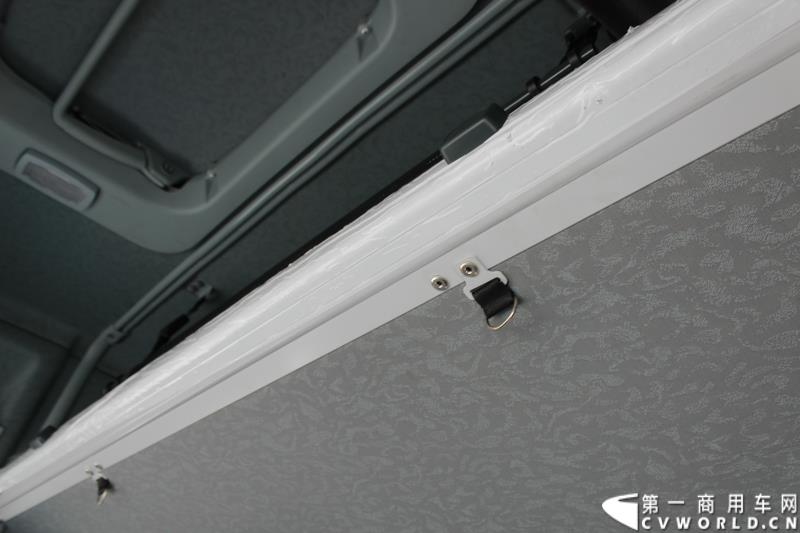 7月25日，陕汽重卡全系载货车“百城联动”上市发布会在北京隆重举行。据了解，此次发布的产品，正是陕汽“三年磨一剑”的全新一代载货车。图为：德龙X3000厢式载货车内饰 