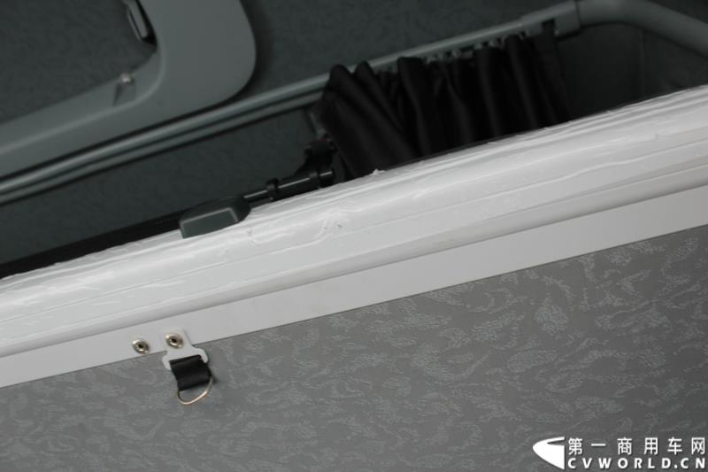 7月25日，陕汽重卡全系载货车“百城联动”上市发布会在北京隆重举行。据了解，此次发布的产品，正是陕汽“三年磨一剑”的全新一代载货车。图为：德龙X3000厢式载货车内饰 