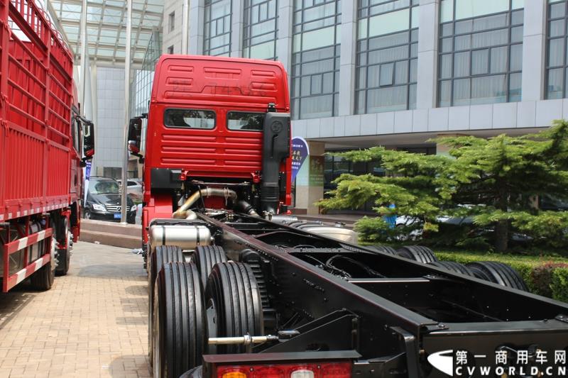 7月25日，陕汽重卡全系载货车“百城联动”上市发布会在北京隆重举行。据了解，此次发布的产品，正是陕汽“三年磨一剑”的全新一代载货车。图为： 德龙X3000 8X4二类底盘