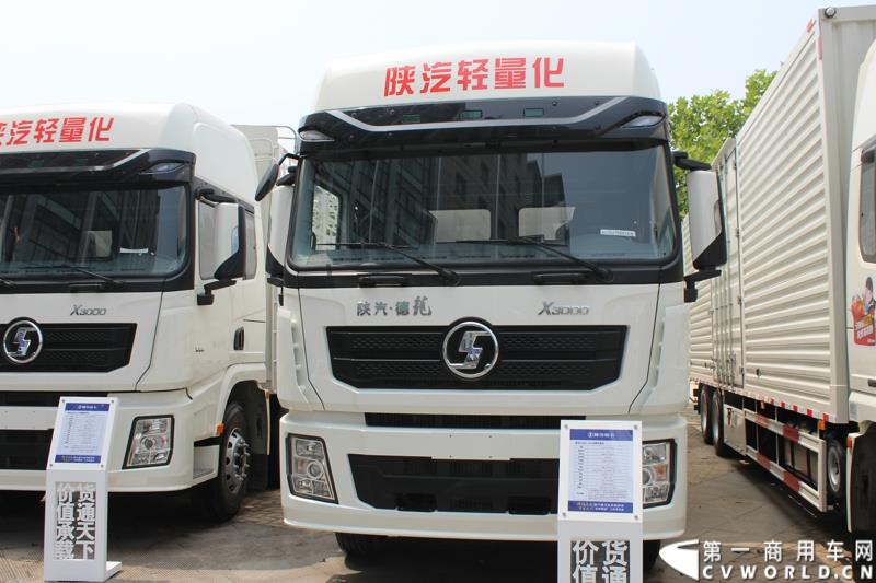 7月25日，陕汽重卡全系载货车“百城联动”上市发布会在北京隆重举行。据了解，此次发布的产品，正是陕汽“三年磨一剑”的全新一代载货车。图为：德龙X3000 8X4冷藏保温车