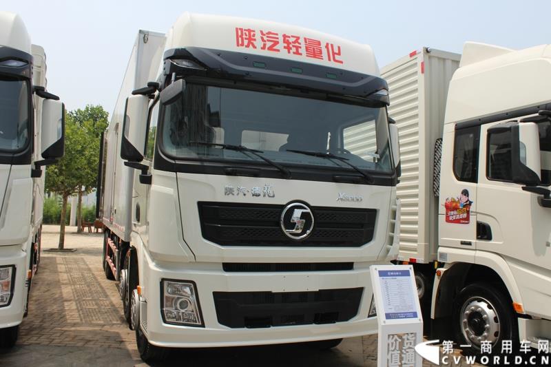 7月25日，陕汽重卡全系载货车“百城联动”上市发布会在北京隆重举行。据了解，此次发布的产品，正是陕汽“三年磨一剑”的全新一代载货车。图为：德龙X3000 8X4冷藏保温车