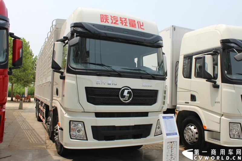 7月25日，陕汽重卡全系载货车“百城联动”上市发布会在北京隆重举行。据了解，此次发布的产品，正是陕汽“三年磨一剑”的全新一代载货车。图为：德龙X3000 8X4畜禽载货车