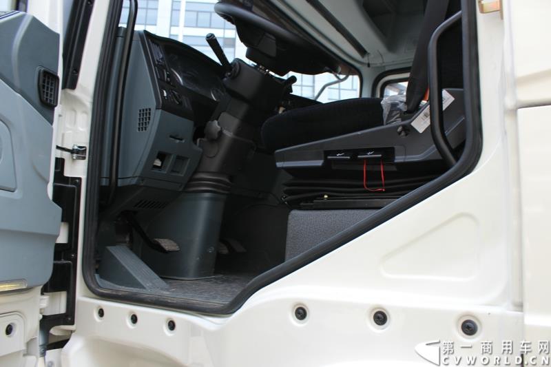 7月25日，陕汽重卡全系载货车“百城联动”上市发布会在北京隆重举行。据了解，此次发布的产品，正是陕汽“三年磨一剑”的全新一代载货车。图为：德龙X3000厢式载货车内饰