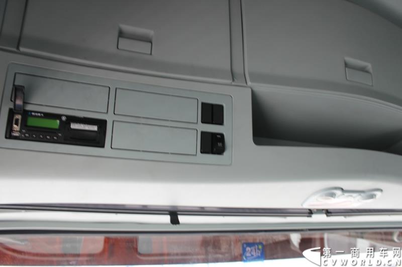 7月25日，陕汽重卡全系载货车“百城联动”上市发布会在北京隆重举行。据了解，此次发布的产品，正是陕汽“三年磨一剑”的全新一代载货车。图为：德龙X3000厢式载货车内饰