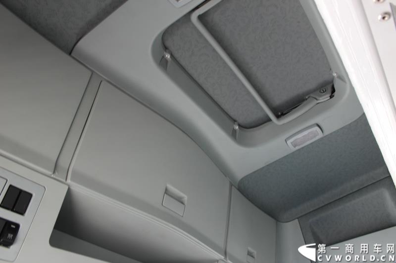 7月25日，陕汽重卡全系载货车“百城联动”上市发布会在北京隆重举行。据了解，此次发布的产品，正是陕汽“三年磨一剑”的全新一代载货车。图为：德龙X3000厢式载货车内饰