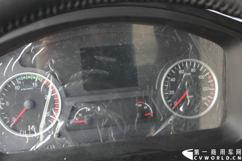 7月25日，陕汽重卡全系载货车“百城联动”上市发布会在北京隆重举行。据了解，此次发布的产品，正是陕汽“三年磨一剑”的全新一代载货车。图为：德龙X3000厢式载货车内饰