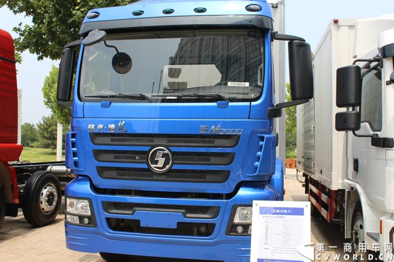 7月25日，陕汽重卡全系载货车“百城联动”上市发布会在北京隆重举行。据了解，此次发布的产品，正是陕汽“三年磨一剑”的全新一代载货车。图为：德龙新M3000 4X2厢式载货车 
