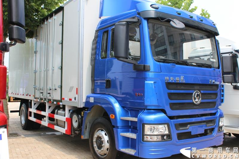 7月25日，陕汽重卡全系载货车“百城联动”上市发布会在北京隆重举行。据了解，此次发布的产品，正是陕汽“三年磨一剑”的全新一代载货车。图为：德龙新M3000 4X2厢式载货车 