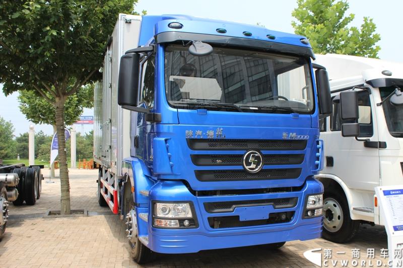 7月25日，陕汽重卡全系载货车“百城联动”上市发布会在北京隆重举行。据了解，此次发布的产品，正是陕汽“三年磨一剑”的全新一代载货车。图为：德龙新M3000 4X2厢式载货车 