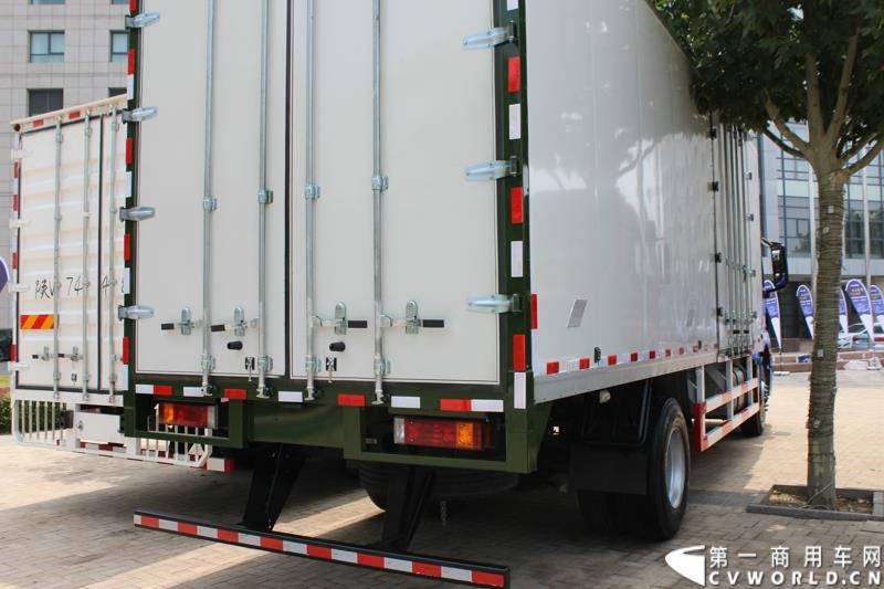 7月25日，陕汽重卡全系载货车“百城联动”上市发布会在北京隆重举行。据了解，此次发布的产品，正是陕汽“三年磨一剑”的全新一代载货车。图为：德龙新M3000 4X2厢式载货车 