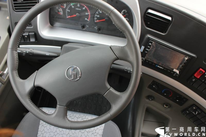 7月25日，陕汽重卡全系载货车“百城联动”上市发布会在北京隆重举行。据了解，此次发布的产品，正是陕汽“三年磨一剑”的全新一代载货车。图为：德龙新M3000 4X2厢式载货车内饰