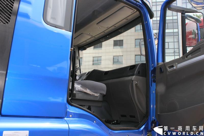 7月25日，陕汽重卡全系载货车“百城联动”上市发布会在北京隆重举行。据了解，此次发布的产品，正是陕汽“三年磨一剑”的全新一代载货车。图为：德龙新M3000 4X2厢式载货车内饰