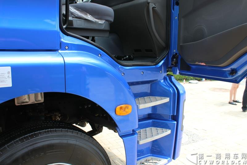 7月25日，陕汽重卡全系载货车“百城联动”上市发布会在北京隆重举行。据了解，此次发布的产品，正是陕汽“三年磨一剑”的全新一代载货车。图为：德龙新M3000 4X2厢式载货车内饰