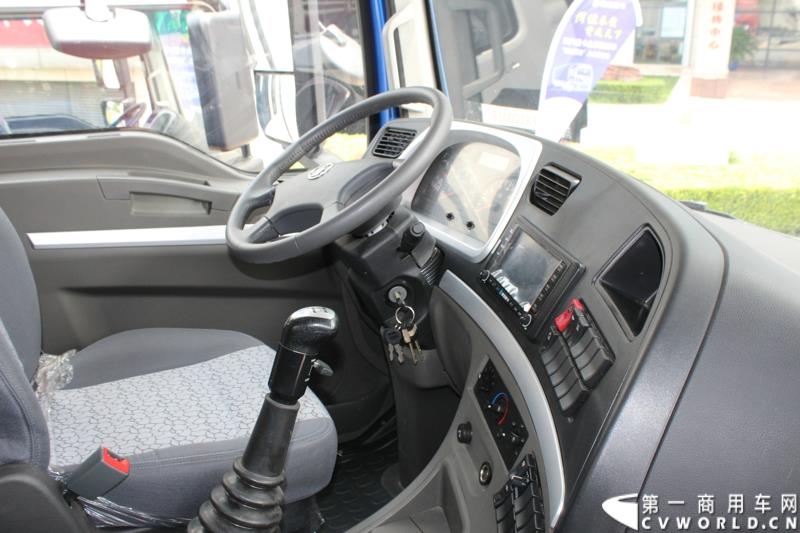 7月25日，陕汽重卡全系载货车“百城联动”上市发布会在北京隆重举行。据了解，此次发布的产品，正是陕汽“三年磨一剑”的全新一代载货车。图为：德龙新M3000 4X2厢式载货车内饰