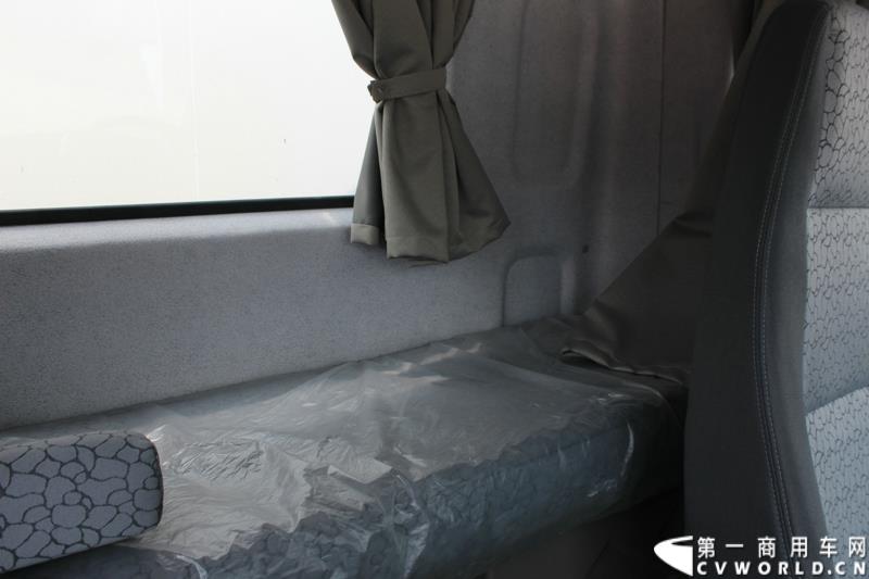 7月25日，陕汽重卡全系载货车“百城联动”上市发布会在北京隆重举行。据了解，此次发布的产品，正是陕汽“三年磨一剑”的全新一代载货车。图为：德龙新M3000 4X2厢式载货车内饰