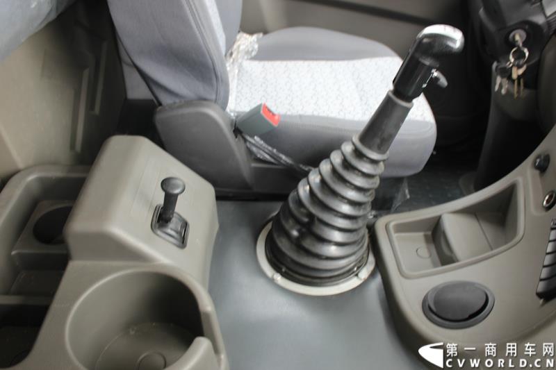 7月25日，陕汽重卡全系载货车“百城联动”上市发布会在北京隆重举行。据了解，此次发布的产品，正是陕汽“三年磨一剑”的全新一代载货车。图为：德龙新M3000 4X2厢式载货车内饰