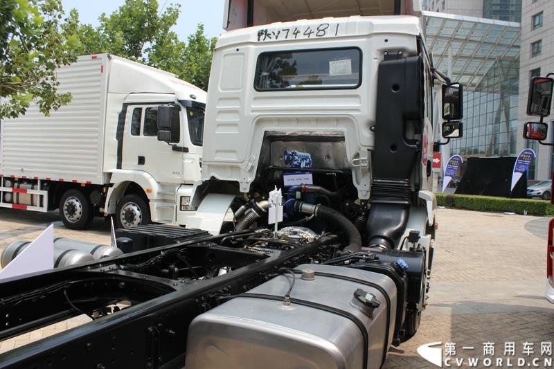 7月25日，陕汽重卡全系载货车“百城联动”上市发布会在北京隆重举行。据了解，此次发布的产品，正是陕汽“三年磨一剑”的全新一代载货车。图为：德龙新M3000 6X2二类底盘