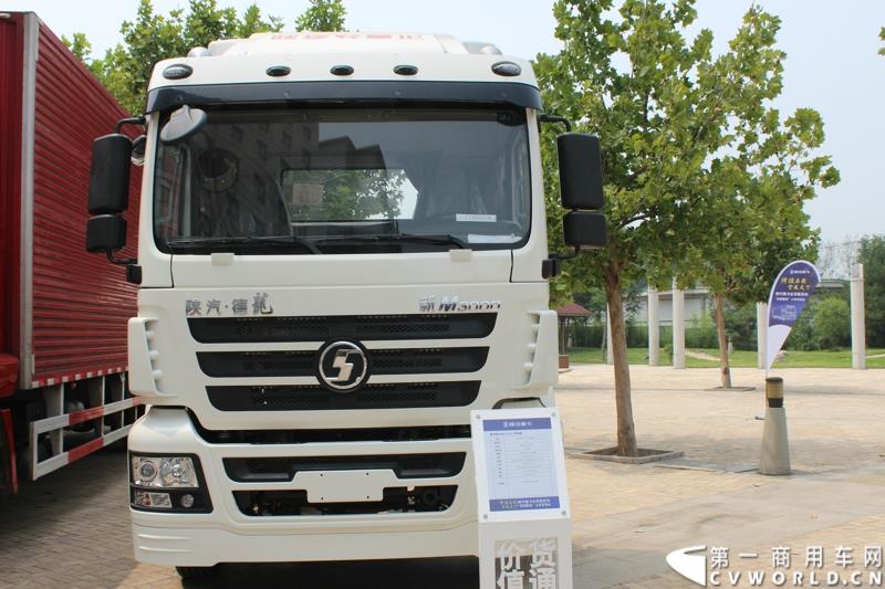 7月25日，陕汽重卡全系载货车“百城联动”上市发布会在北京隆重举行。据了解，此次发布的产品，正是陕汽“三年磨一剑”的全新一代载货车。图为：德龙新M3000 6X2二类底盘