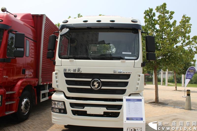 7月25日，陕汽重卡全系载货车“百城联动”上市发布会在北京隆重举行。据了解，此次发布的产品，正是陕汽“三年磨一剑”的全新一代载货车。图为：德龙新M3000 6X2二类底盘