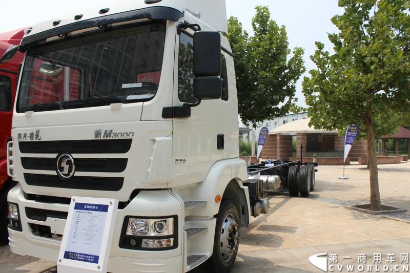 7月25日，陕汽重卡全系载货车“百城联动”上市发布会在北京隆重举行。据了解，此次发布的产品，正是陕汽“三年磨一剑”的全新一代载货车。图为：德龙新M3000 6X2二类底盘