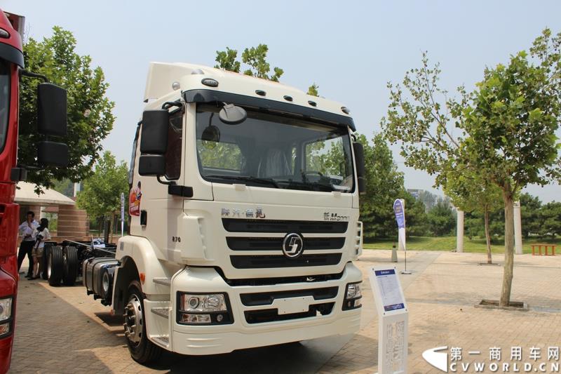 7月25日，陕汽重卡全系载货车“百城联动”上市发布会在北京隆重举行。据了解，此次发布的产品，正是陕汽“三年磨一剑”的全新一代载货车。图为：德龙新M3000 6X2二类底盘