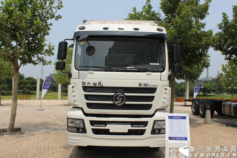 7月25日，陕汽重卡全系载货车“百城联动”上市发布会在北京隆重举行。据了解，此次发布的产品，正是陕汽“三年磨一剑”的全新一代载货车。图为：德龙新M3000 6X2厢式载货车