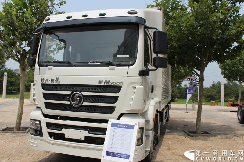 7月25日，陕汽重卡全系载货车“百城联动”上市发布会在北京隆重举行。据了解，此次发布的产品，正是陕汽“三年磨一剑”的全新一代载货车。图为：德龙新M3000 6X2厢式载货车