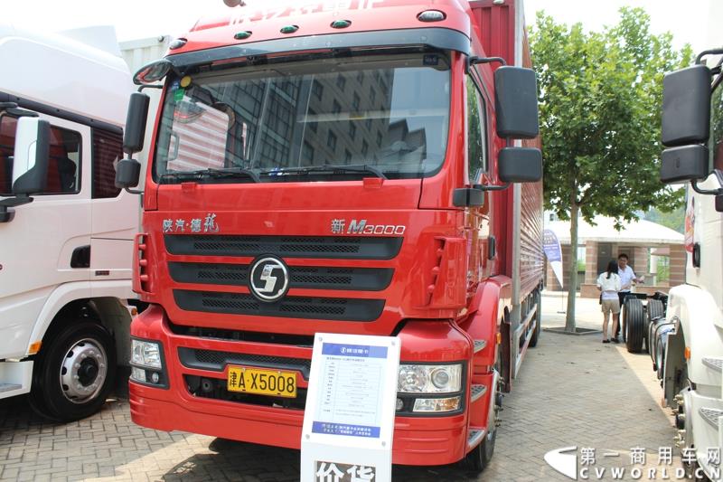 7月25日，陕汽重卡全系载货车“百城联动”上市发布会在北京隆重举行。据了解，此次发布的产品，正是陕汽“三年磨一剑”的全新一代载货车。图为：德龙新M3000 6X2厢式快递载货车