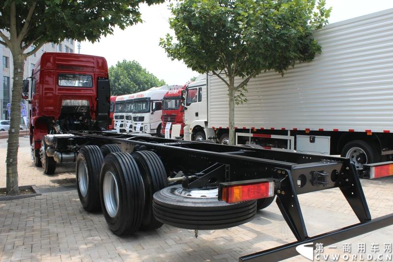 7月25日，陕汽重卡全系载货车“百城联动”上市发布会在北京隆重举行。据了解，此次发布的产品，正是陕汽“三年磨一剑”的全新一代载货车。图为：德龙新M3000 8X4二类底盘