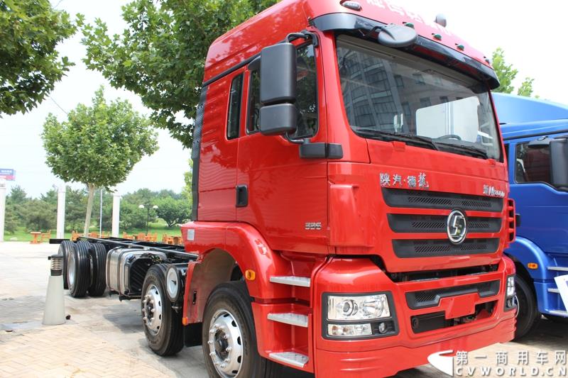 7月25日，陕汽重卡全系载货车“百城联动”上市发布会在北京隆重举行。据了解，此次发布的产品，正是陕汽“三年磨一剑”的全新一代载货车。图为：德龙新M3000 8X4二类底盘