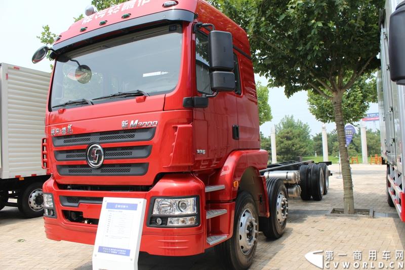 7月25日，陕汽重卡全系载货车“百城联动”上市发布会在北京隆重举行。据了解，此次发布的产品，正是陕汽“三年磨一剑”的全新一代载货车。图为：德龙新M3000 8X4二类底盘